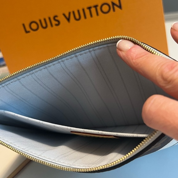 LouisVuitton Tahitienne Cities pouch destination collection. Knokke Belgium. - Picture 9 of 10